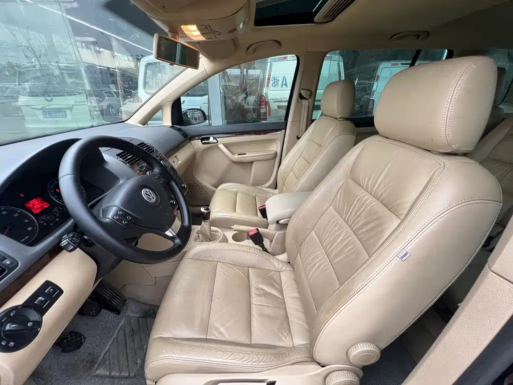 VOLKSWAGEN TOURAN 2010