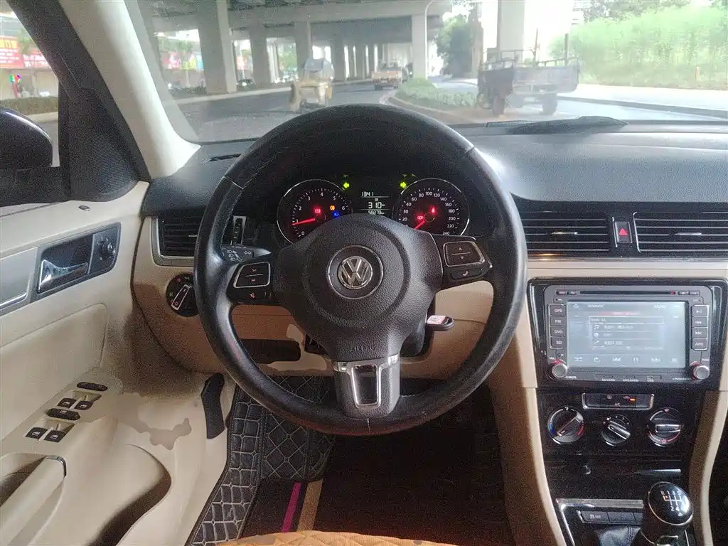 VOLKSWAGEN BORA 2015