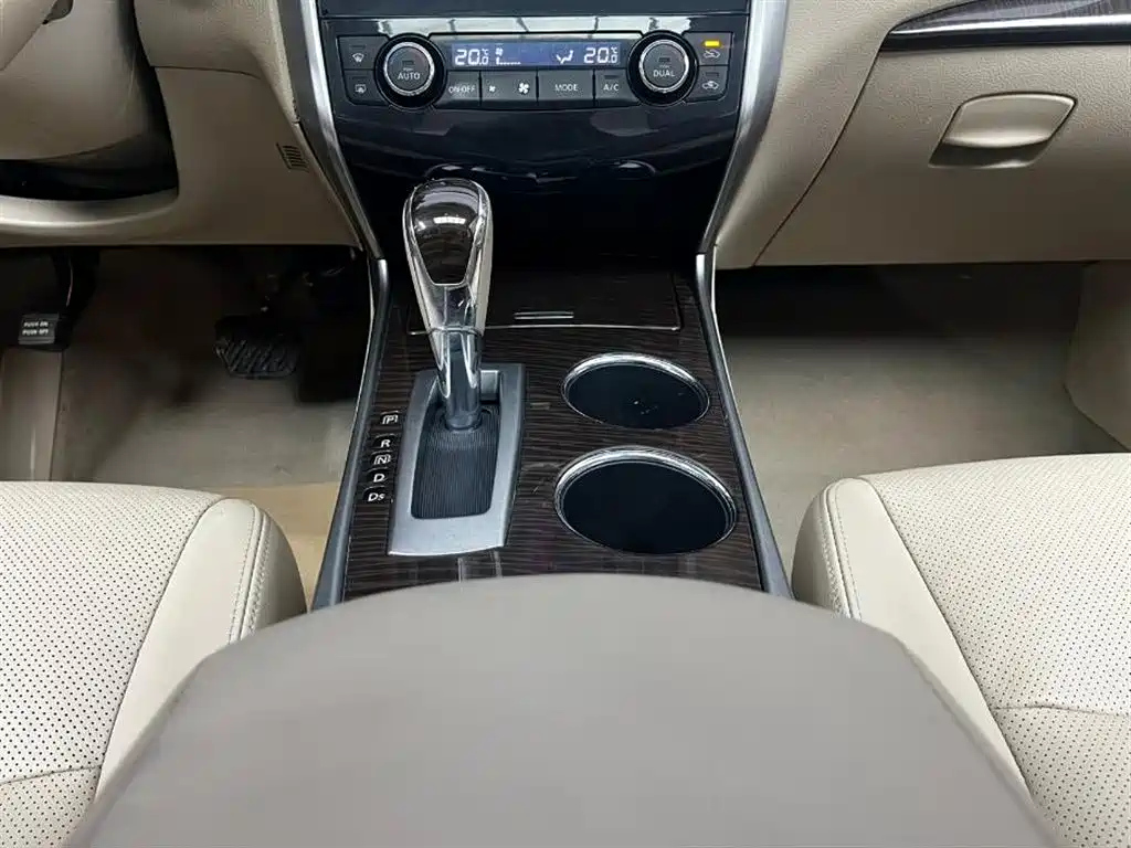 NISSAN TEANA 2015