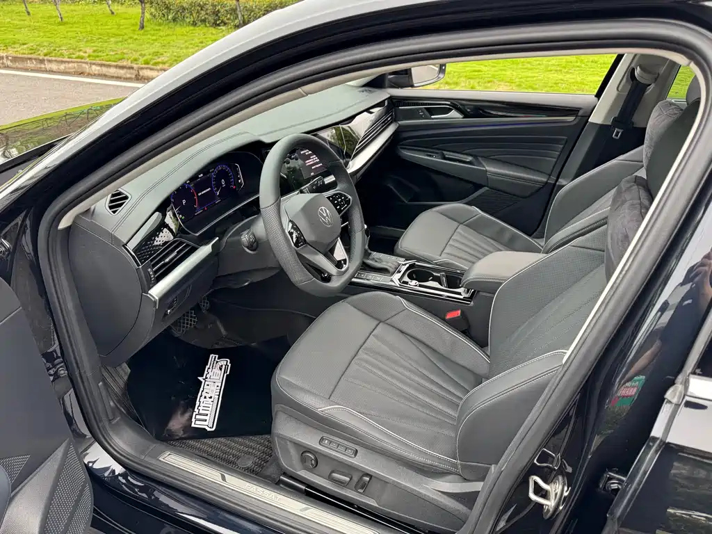 VOLKSWAGEN PASSAT 2024