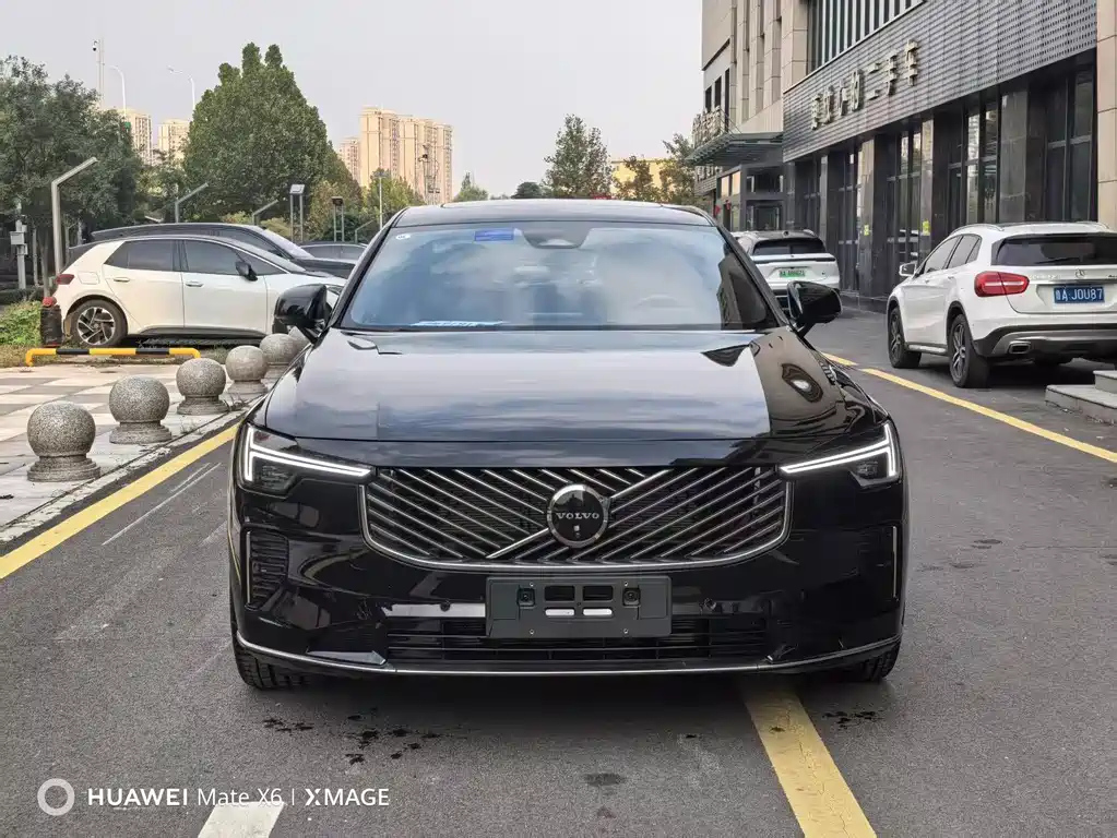 VOLVO S90 2025