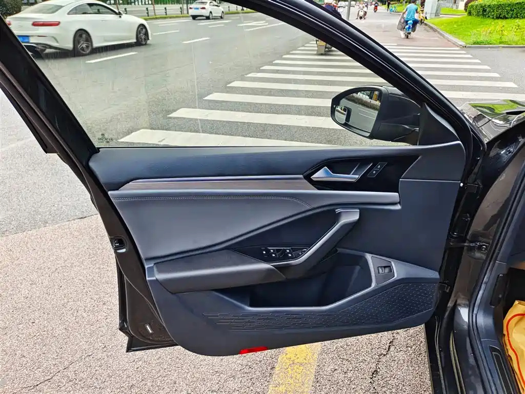 VOLKSWAGEN SAGITAR 2022