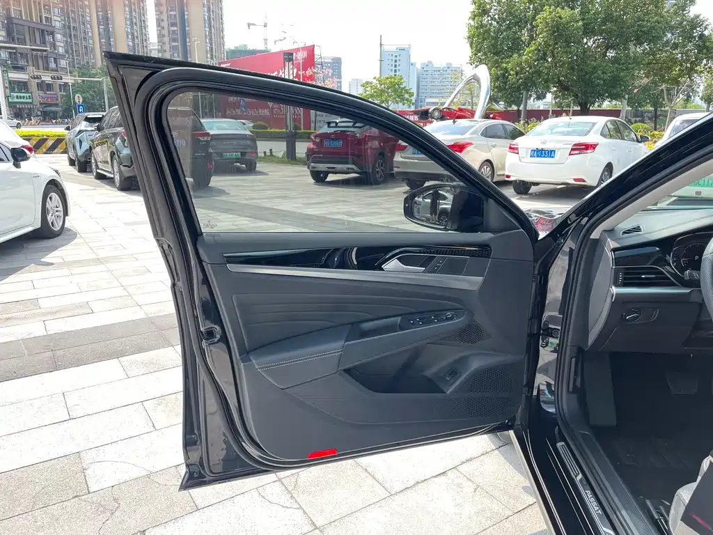 VOLKSWAGEN PASSAT 2024
