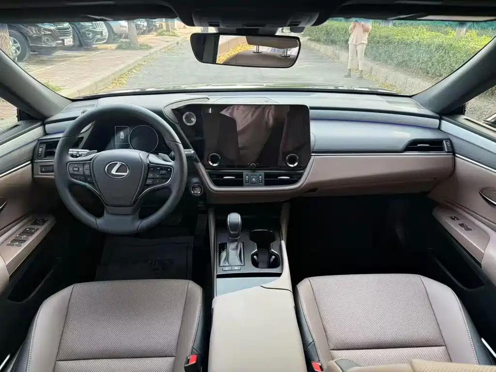 LEXUS ES 2025