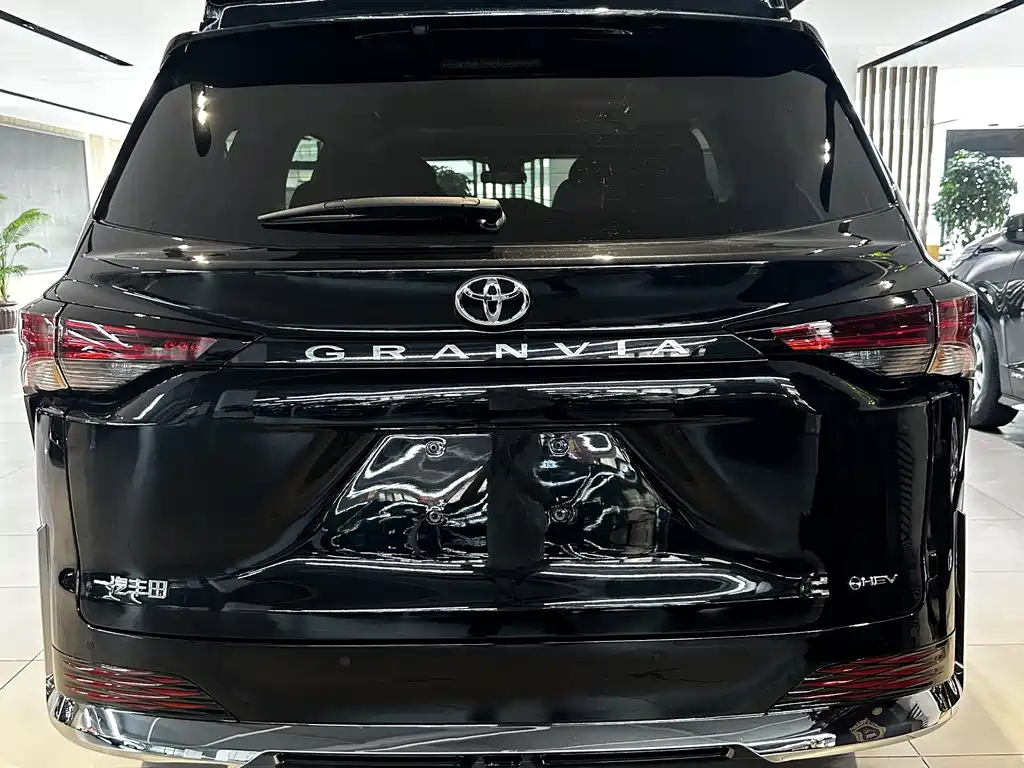TOYOTA GRANVIA 2024