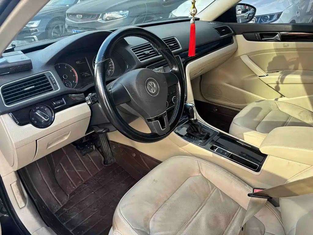 VOLKSWAGEN PASSAT 2014