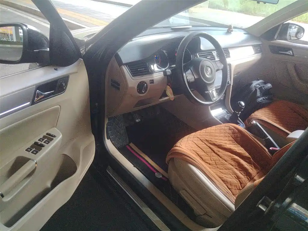VOLKSWAGEN BORA 2015