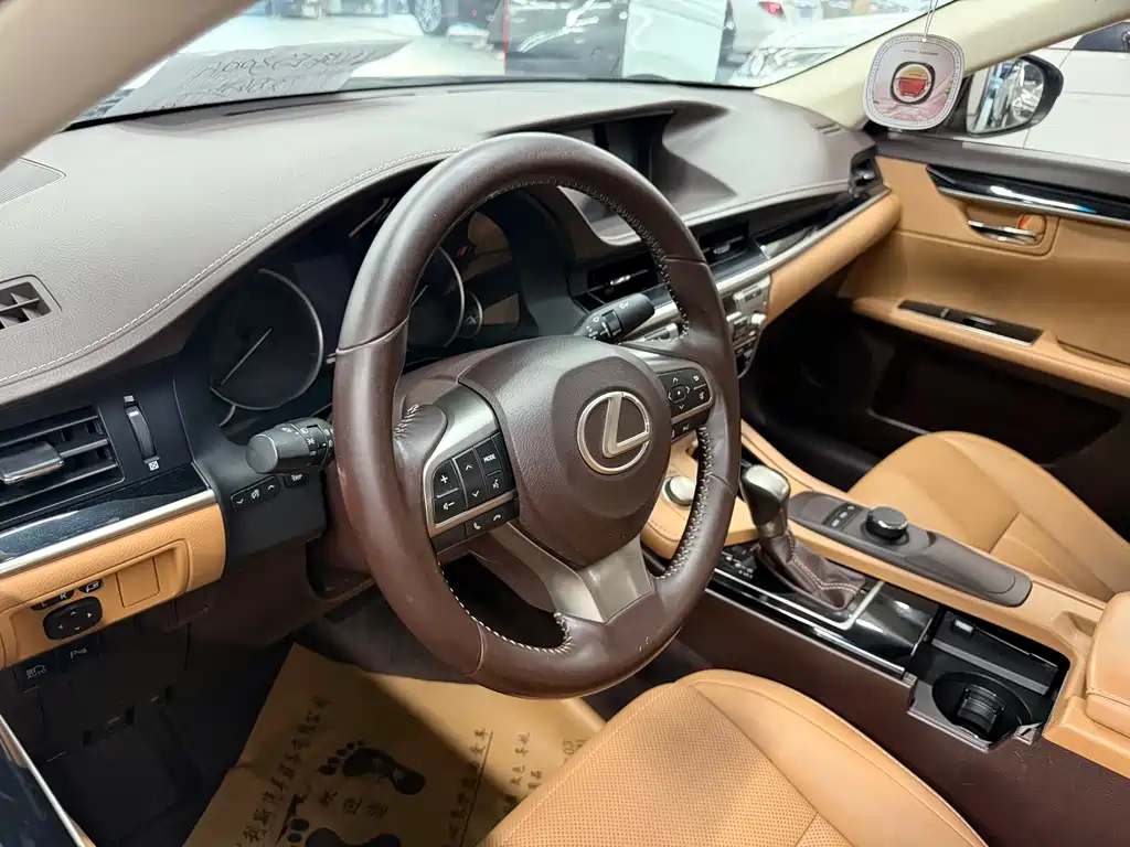 LEXUS ES 2018