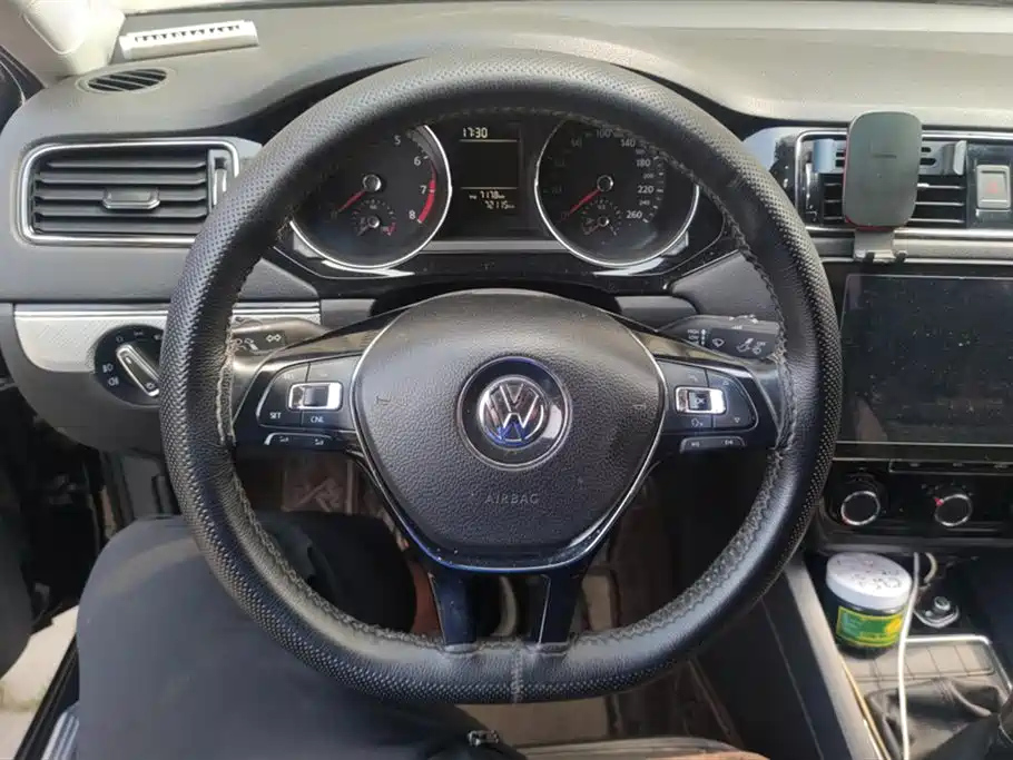 VOLKSWAGEN SAGITAR 2015