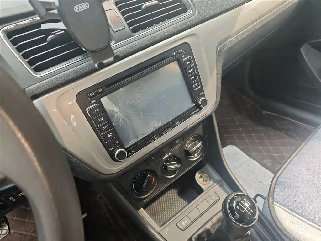 VOLKSWAGEN LAVIDA 2015