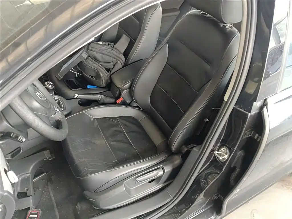 VOLKSWAGEN SAGITAR 2014