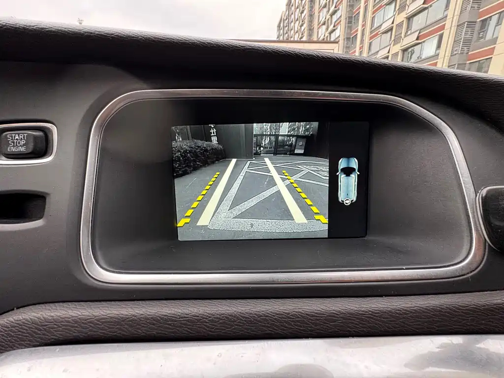 VOLVO V40 2016