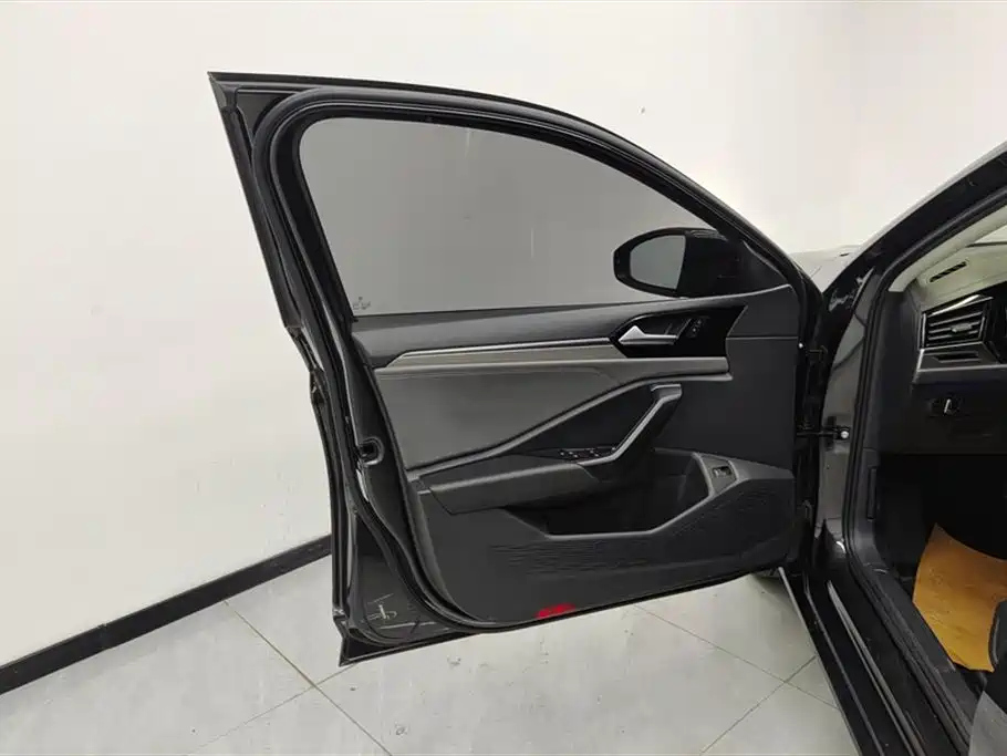 VOLKSWAGEN SAGITAR 2020