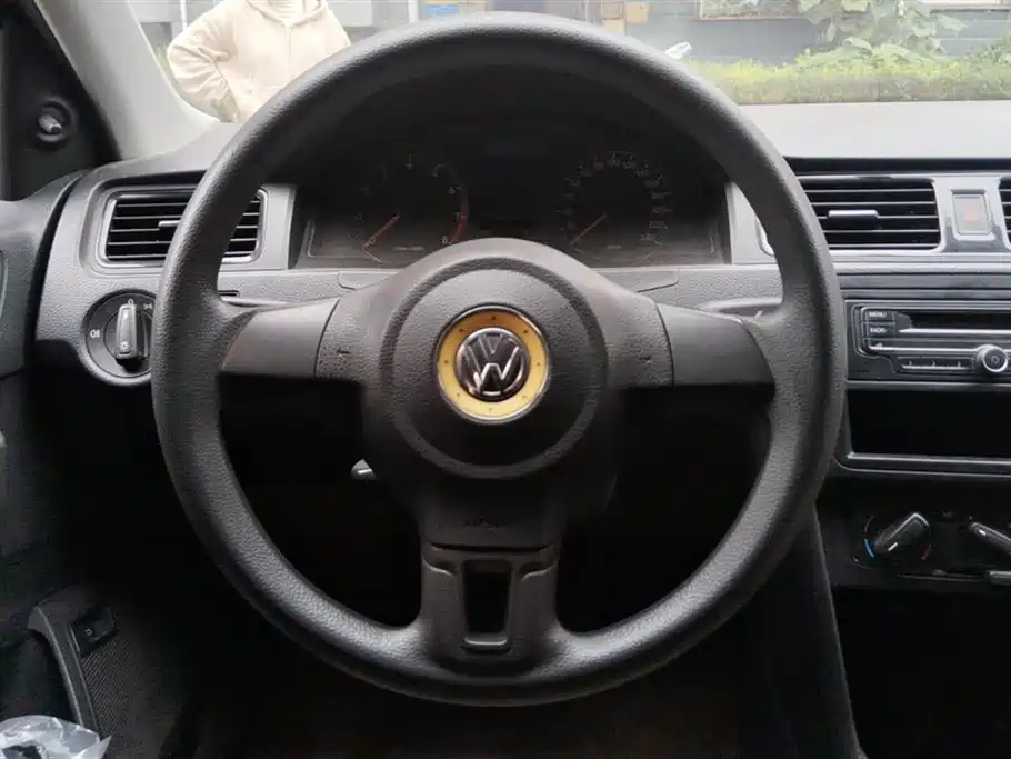 VOLKSWAGEN SANTANA 2015