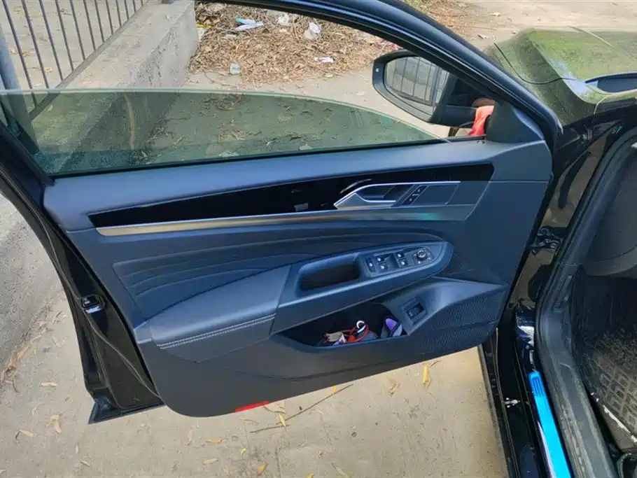 VOLKSWAGEN PASSAT 2023