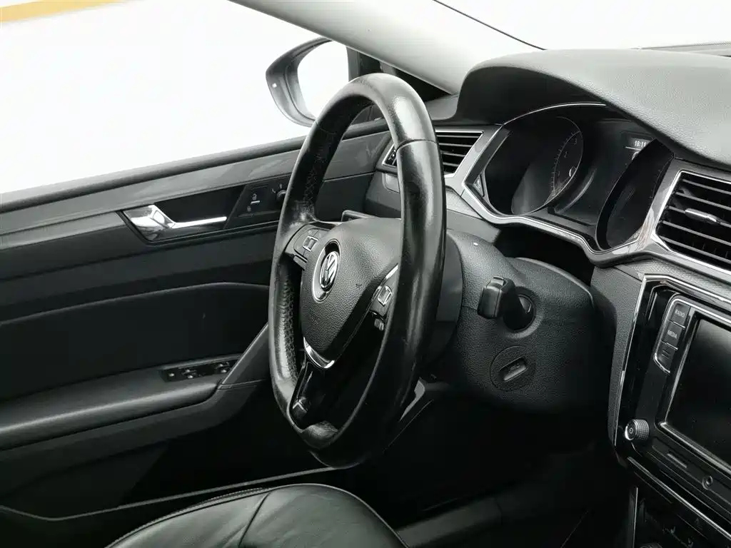VOLKSWAGEN PASSAT 2018