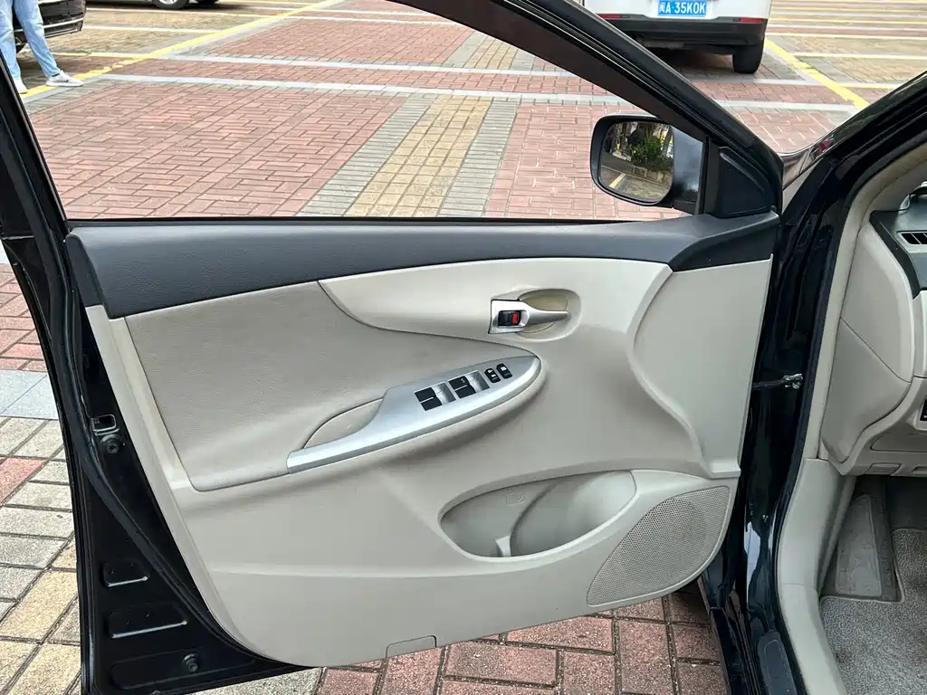 TOYOTA COROLLA 2012