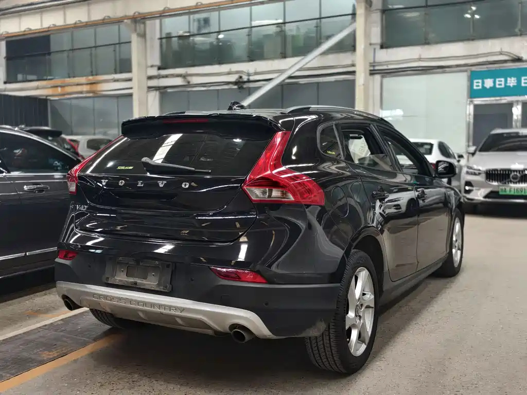VOLVO V40 2014