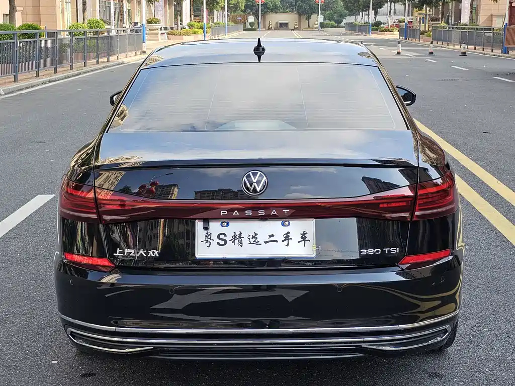 VOLKSWAGEN PASSAT 2024