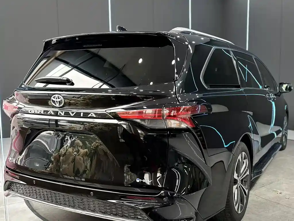 TOYOTA GRANVIA 2025