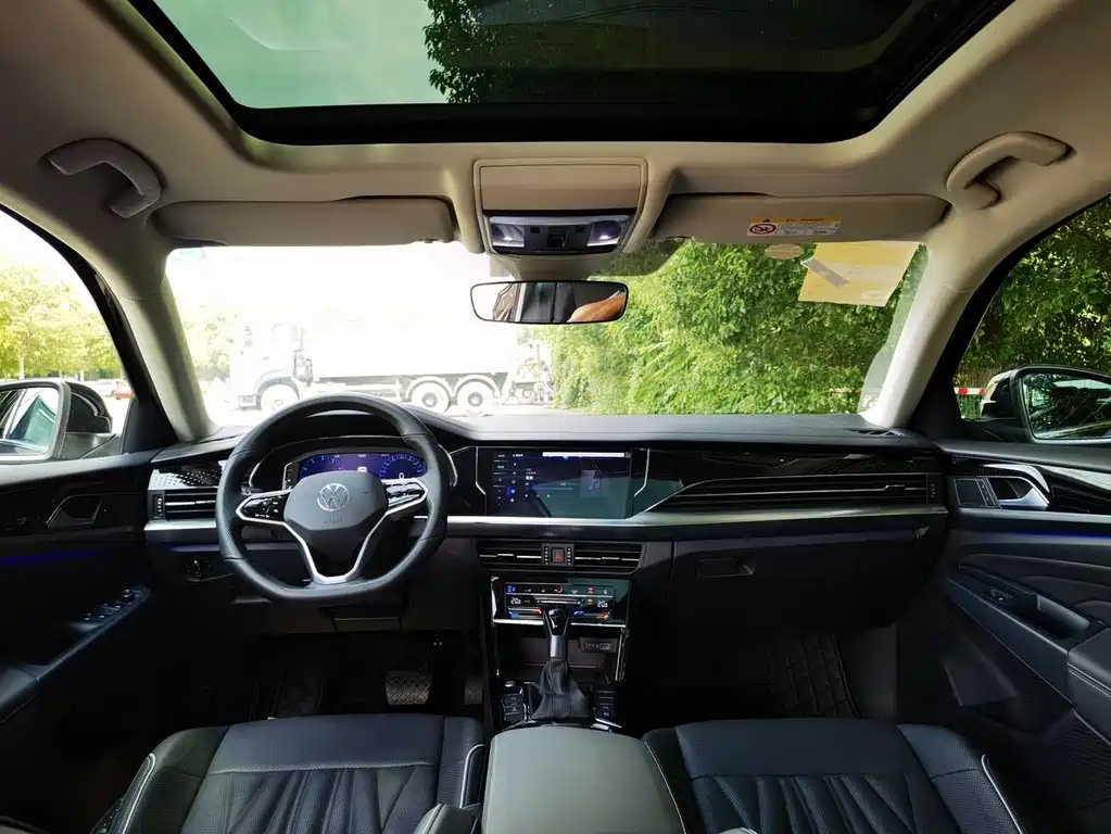 VOLKSWAGEN PASSAT 2023