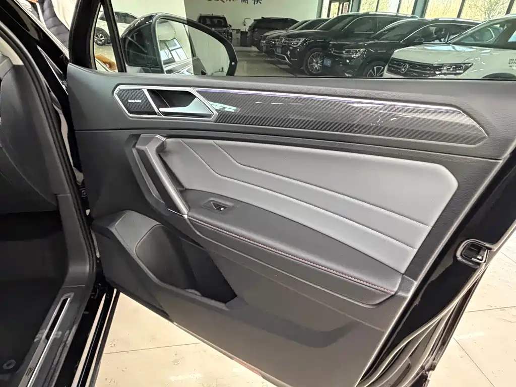 VOLKSWAGEN TIGUAN L 2021