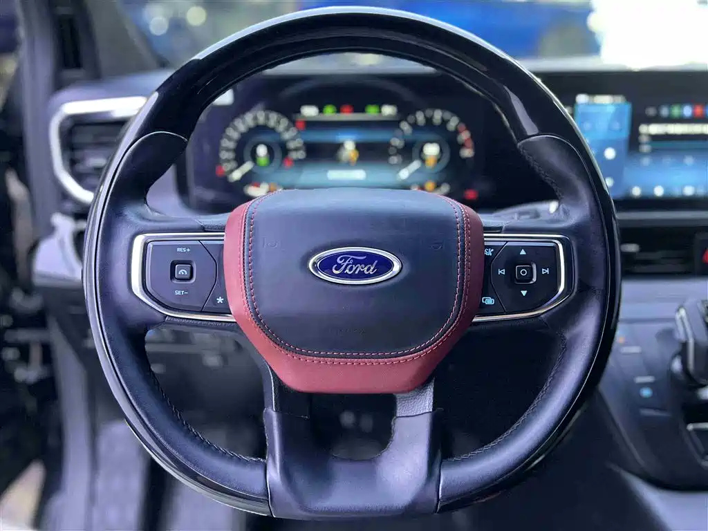 FORD TOUREO 2023