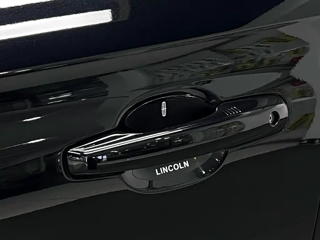 LINCOLN ADVENTURER 2021