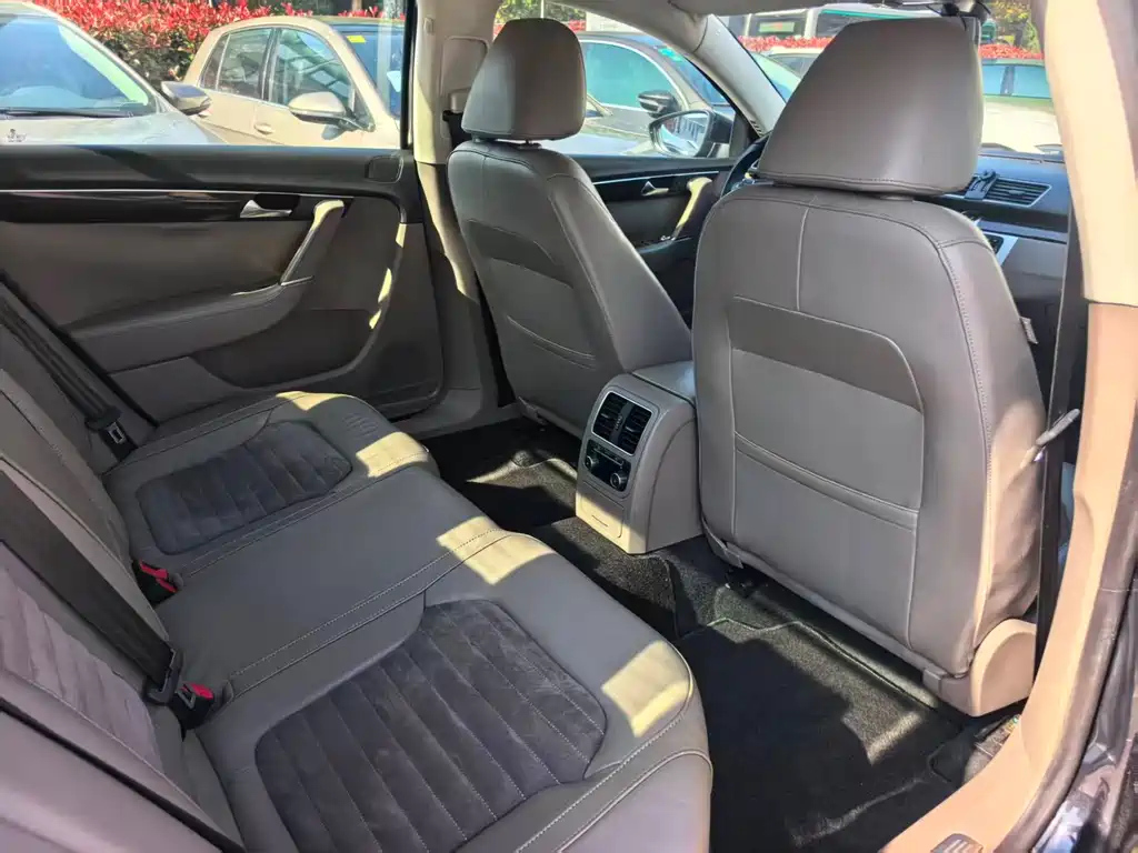 VOLKSWAGEN MAGOTAN 2013