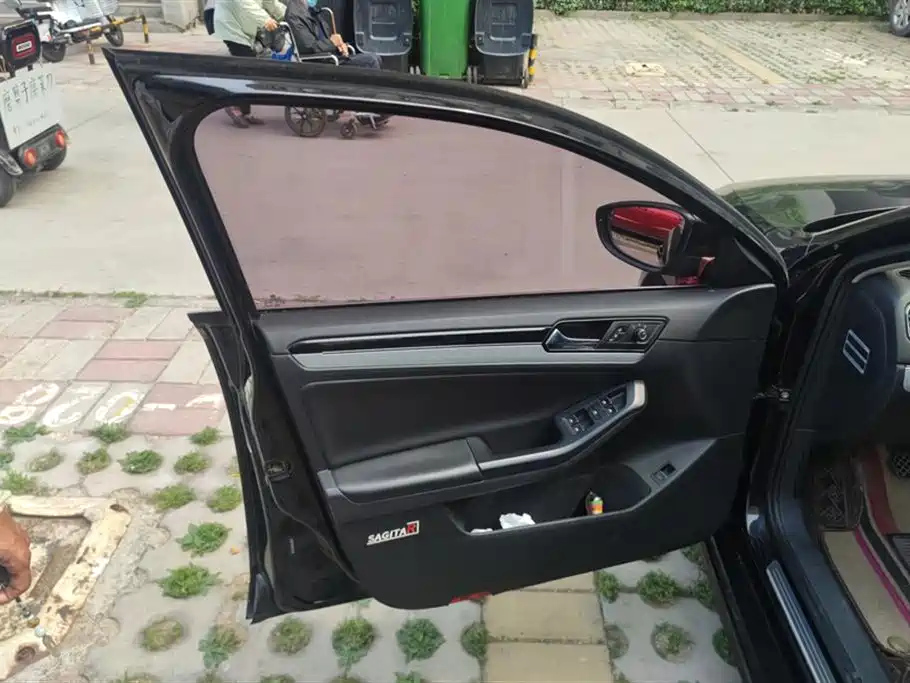 VOLKSWAGEN SAGITAR 2015
