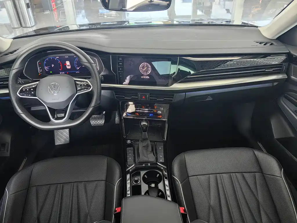VOLKSWAGEN PASSAT 2024