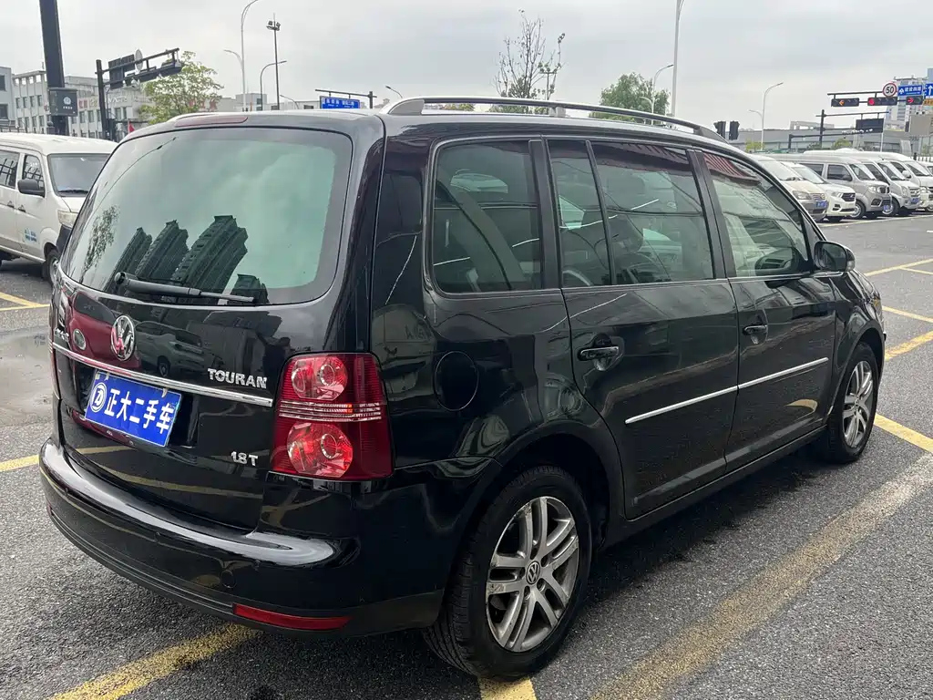 VOLKSWAGEN TOURAN 2010