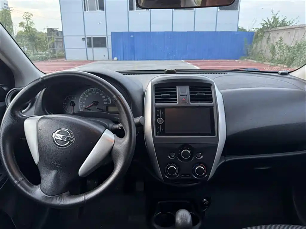 NISSAN SUNNY 2015