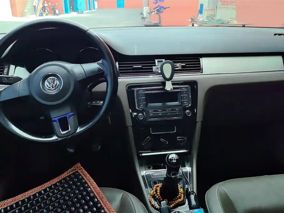 VOLKSWAGEN BORA 2013