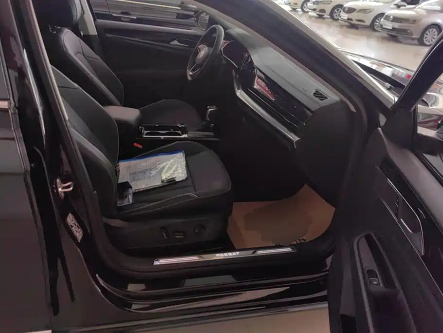 VOLKSWAGEN PASSAT 2024