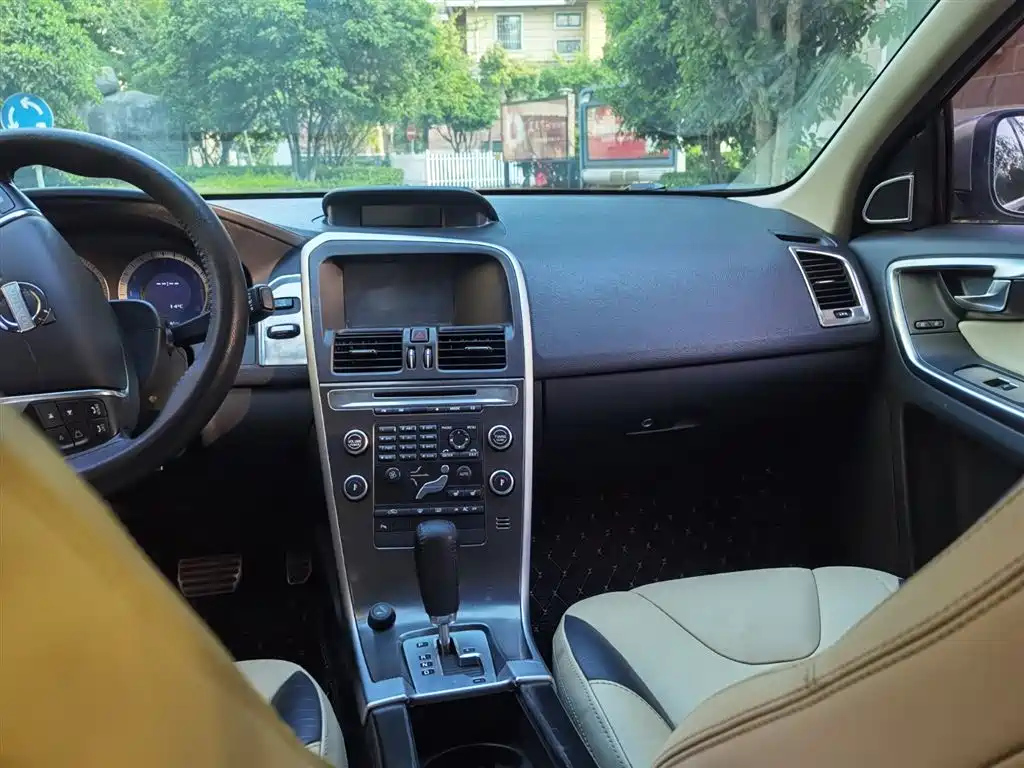 VOLVO XC60 IMPORT 2011