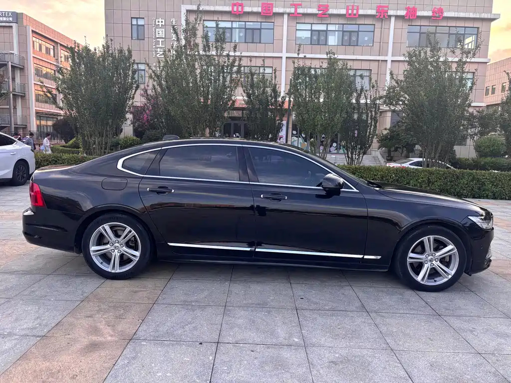 VOLVO S90 2019