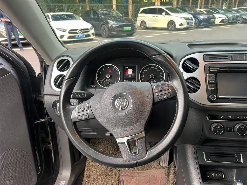 VOLKSWAGEN TIGUAN 2015