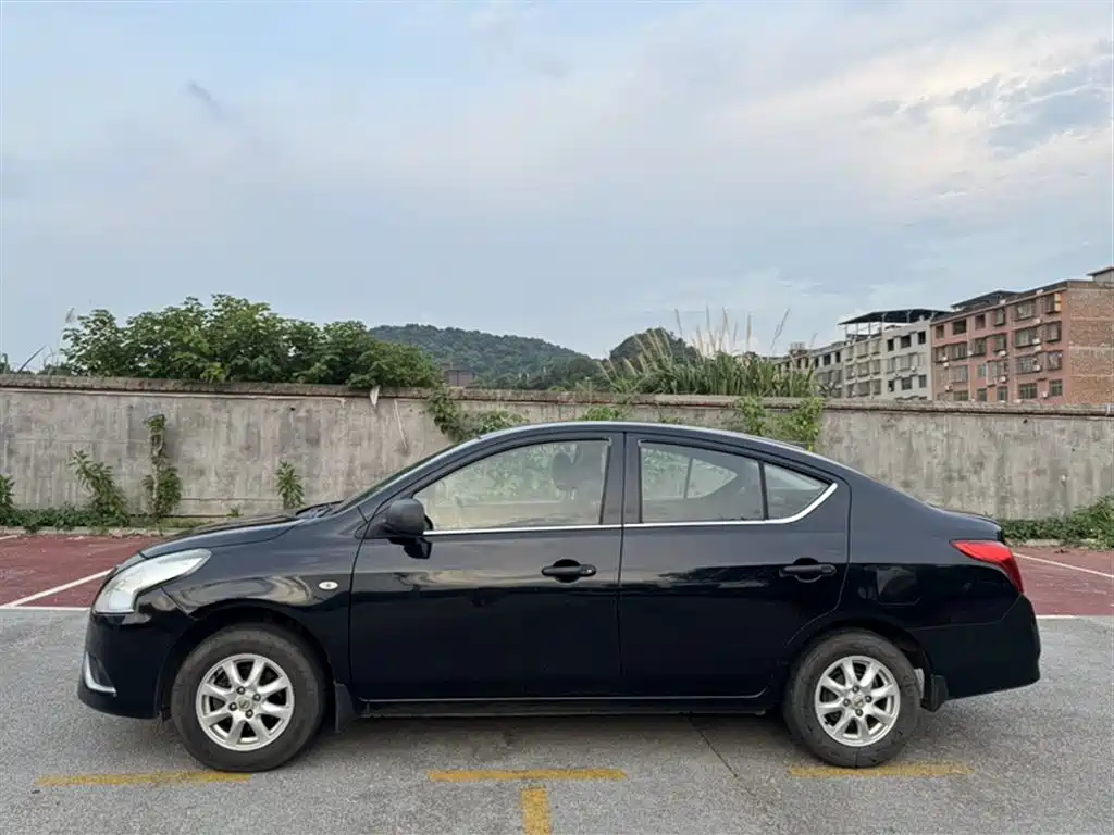 NISSAN SUNNY 2015