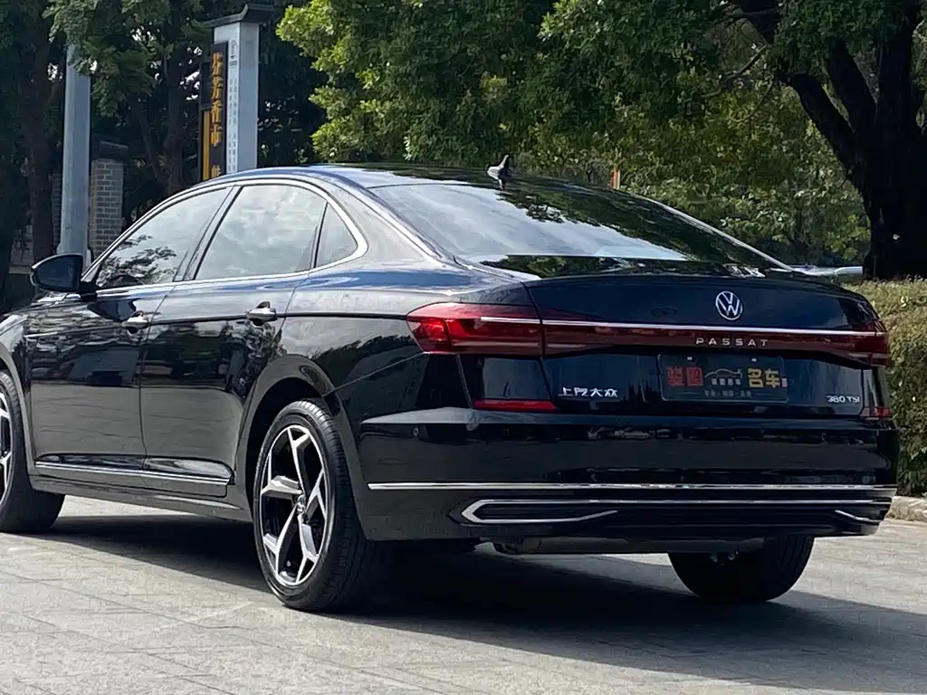 VOLKSWAGEN PASSAT 2023