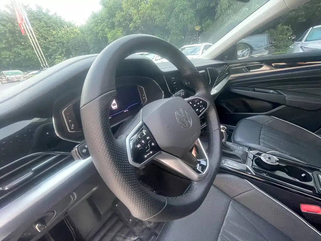 VOLKSWAGEN PASSAT 2023
