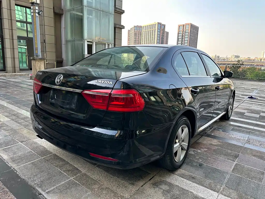 VOLKSWAGEN LAVIDA 2015