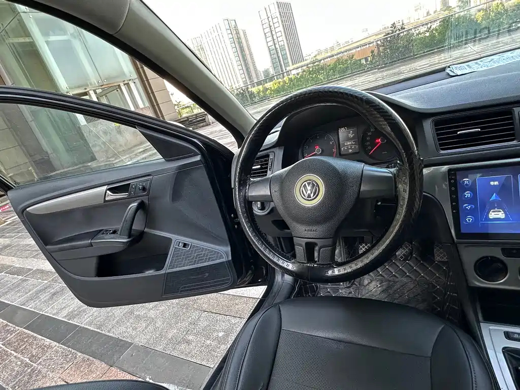 VOLKSWAGEN LAVIDA 2015