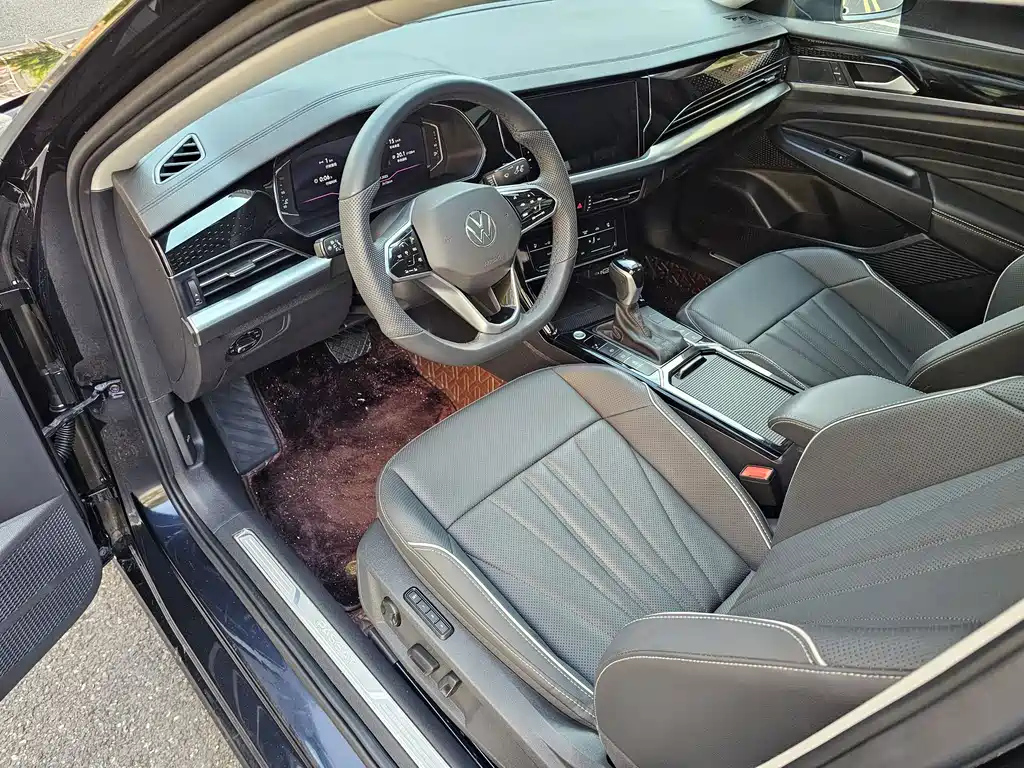 VOLKSWAGEN PASSAT 2024