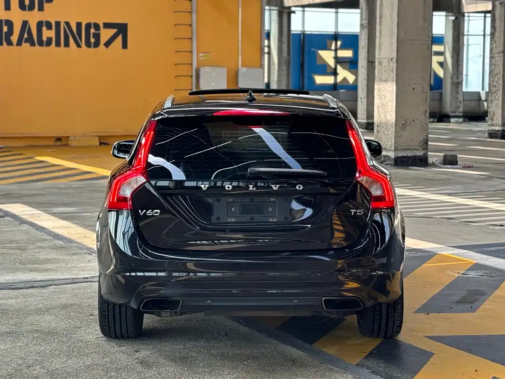 VOLVO V60 2015