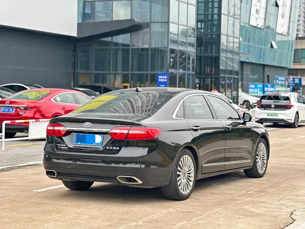 FORD TAURUS 2019