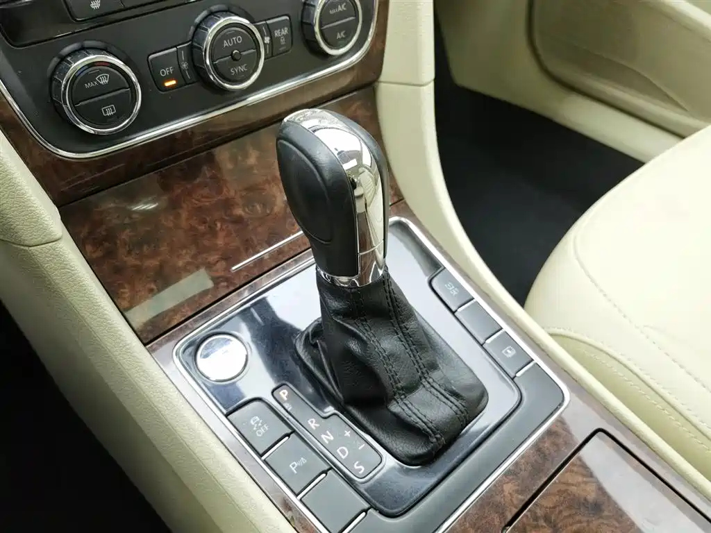 VOLKSWAGEN PASSAT 2013