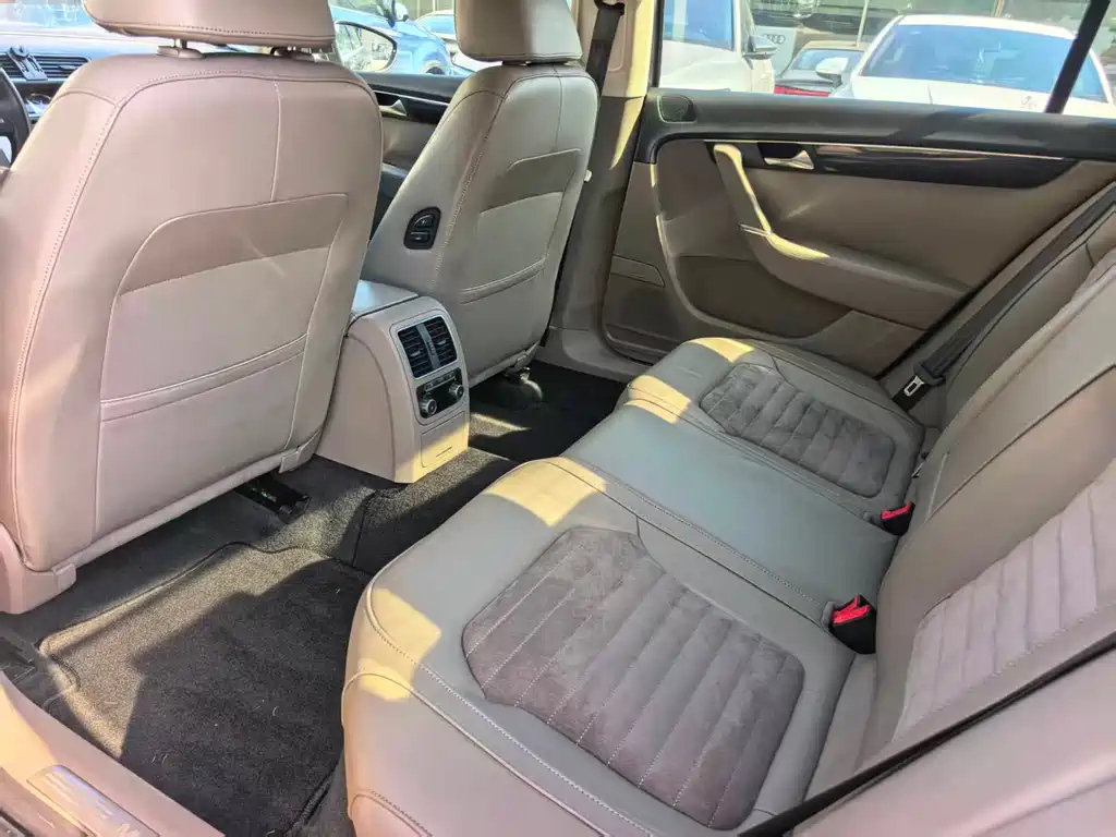 VOLKSWAGEN MAGOTAN 2013