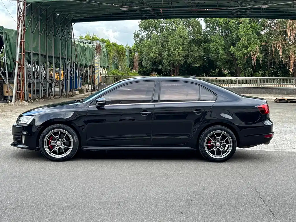 VOLKSWAGEN SAGITAR 2014