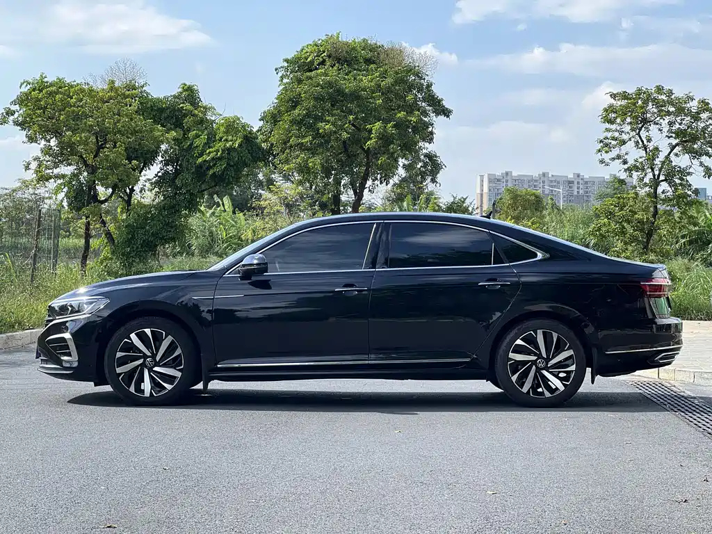 VOLKSWAGEN PASSAT 2025